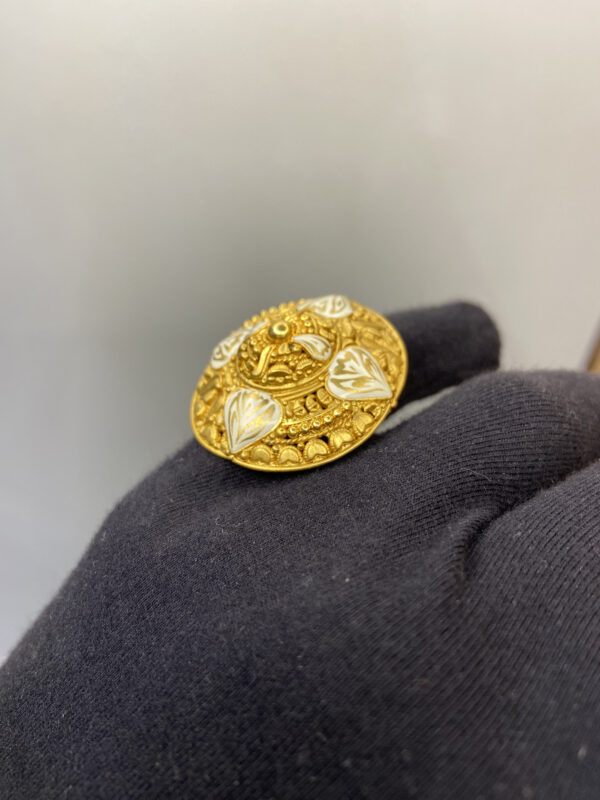 Symbol of feminine grace, coated in a beautiful 1 gram gold shine.